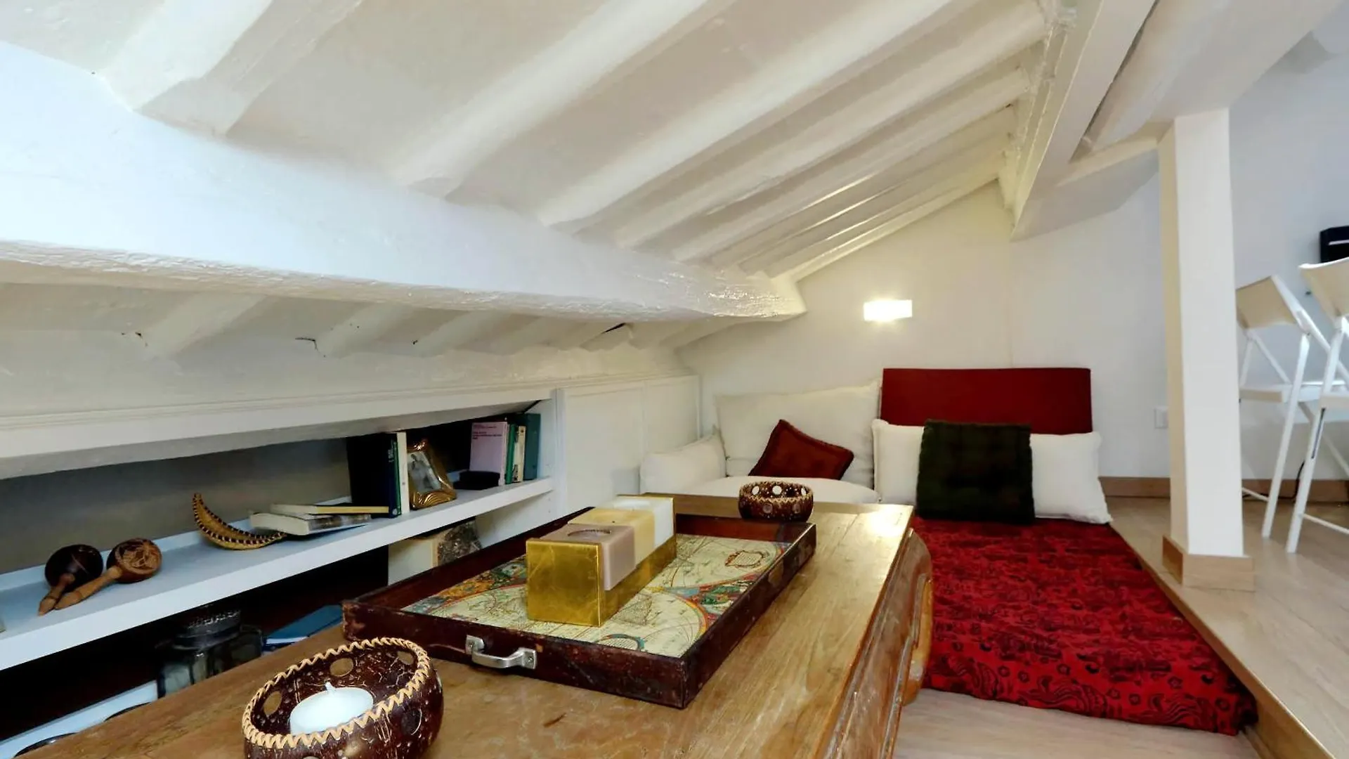 Pantheon Charming Attic | Romeloft Apartment